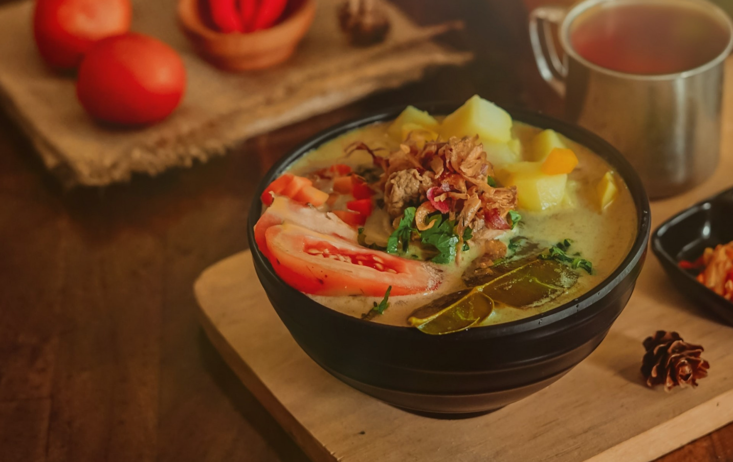 Semangkuk Soto Betawi asli dengan kuah santan kental dan potongan daging sapi empuk.