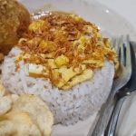 Nasi Uduk Premium: Maret 2026, Warung Nasi Uduk Pinggir Jalan Kini Buka Cabang di Mal dengan Harga 5 Kali Lipat—dan Tetap Ramai