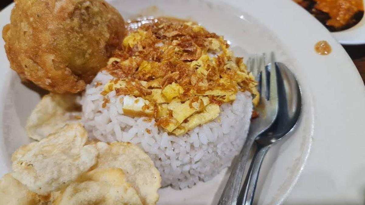 Nasi Uduk Premium: Maret 2026, Warung Nasi Uduk Pinggir Jalan Kini Buka Cabang di Mal dengan Harga 5 Kali Lipat—dan Tetap Ramai